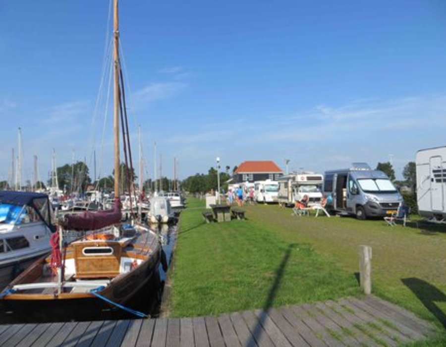 Camperplaatsen aan het water in Friesland
